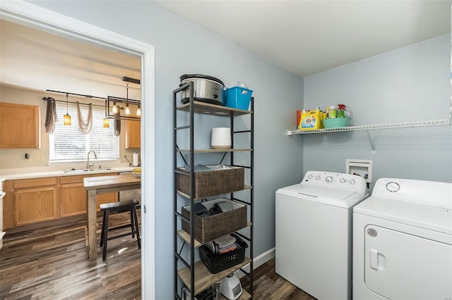 laundry room with sink, dark wood-type flooring, and independent washer and dryer