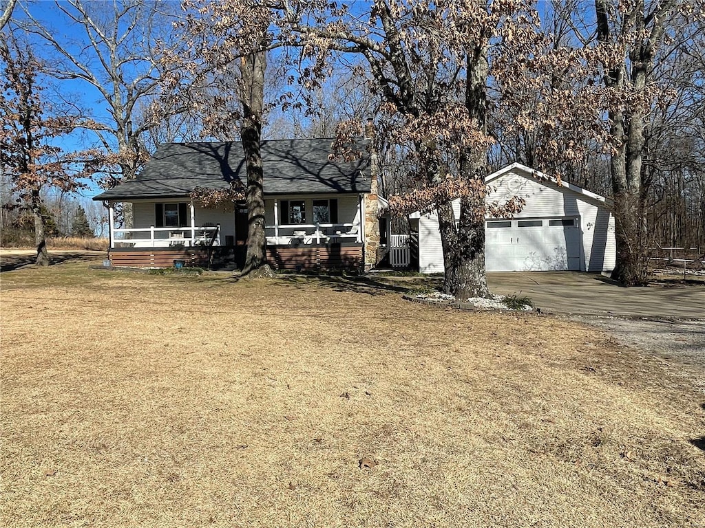 ranch-style home featuring cooling unit, a porch, and a front yard