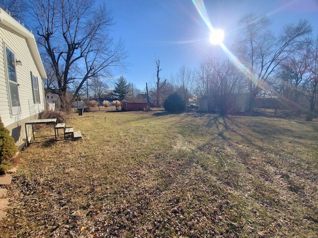 view of yard featuring a shed