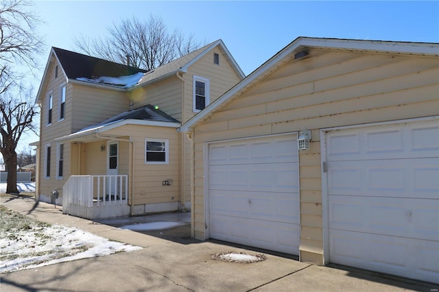 view of front facade featuring a garage