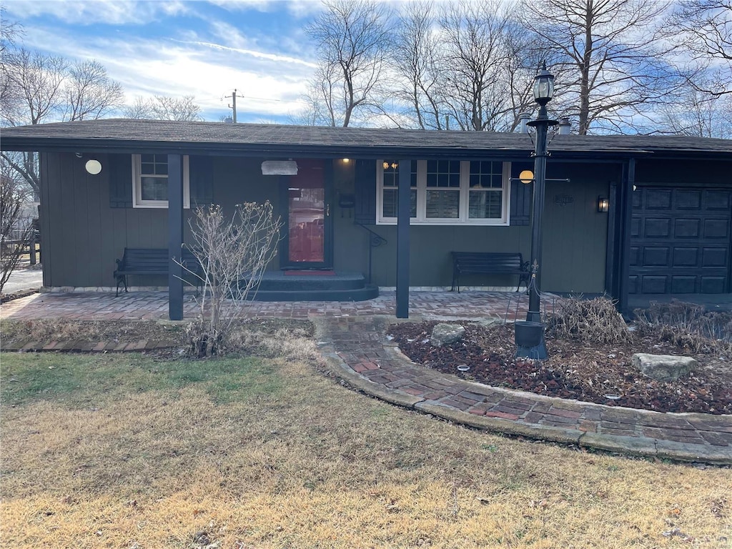 single story home featuring a front lawn