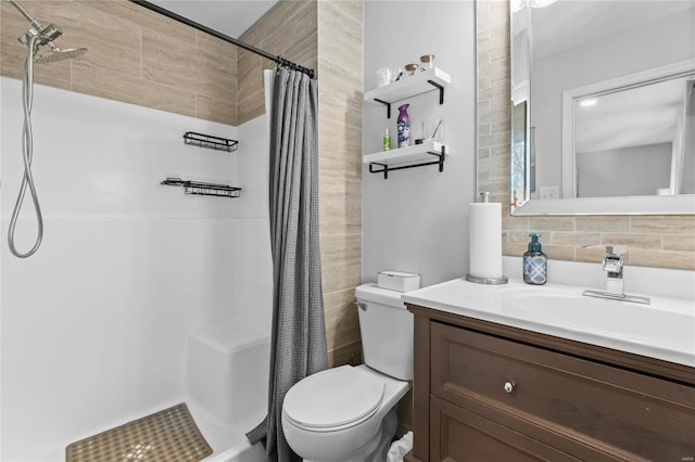 bathroom with toilet, vanity, a shower with curtain, and tasteful backsplash