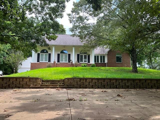 ranch-style home featuring a front yard