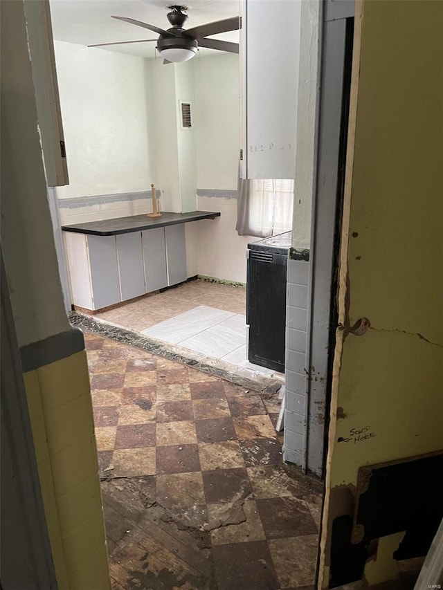 bathroom featuring ceiling fan