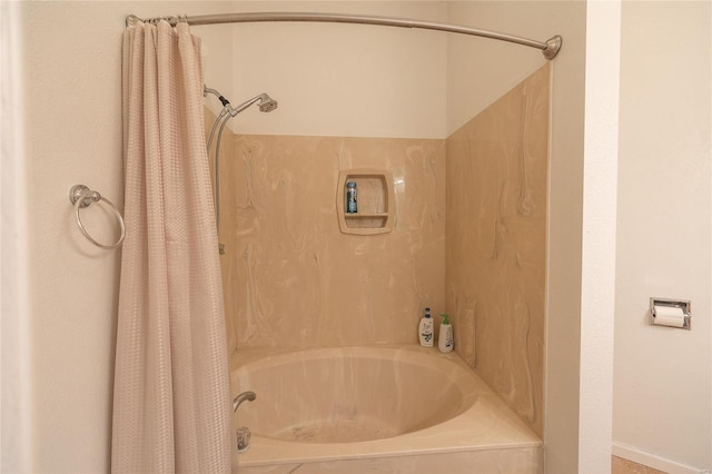 bathroom featuring shower / bath combo