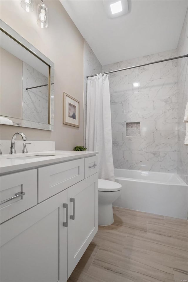 full bathroom with toilet, vanity, and shower / bath combo