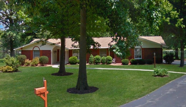 ranch-style house featuring a front lawn