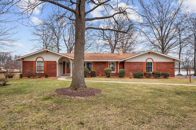 ranch-style house featuring a front yard