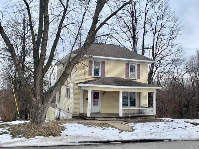 front facade featuring a porch