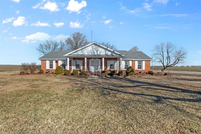 view of front of property featuring covered porch and a front lawn