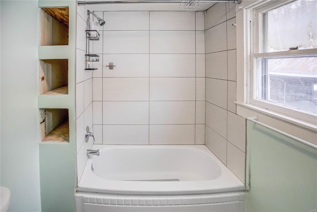 bathroom with tiled shower / bath combo