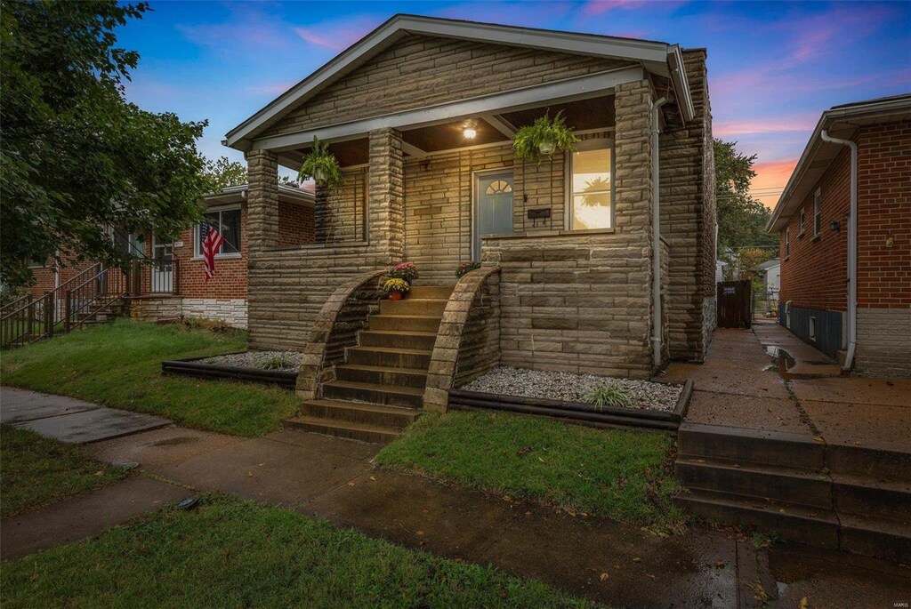 view of front facade with covered porch