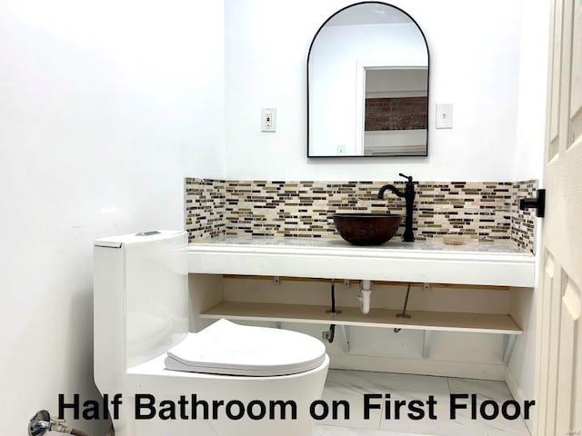 bathroom featuring sink and decorative backsplash