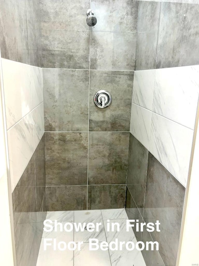 bathroom featuring a tile shower