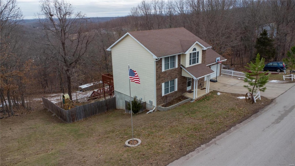 view of front facade featuring a front yard