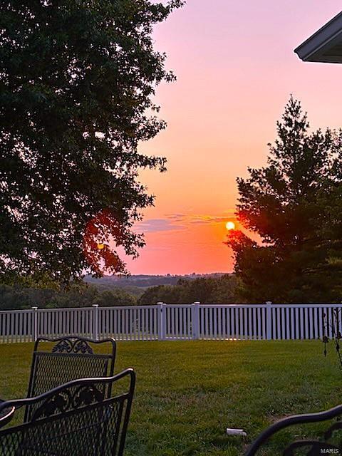 view of yard at dusk