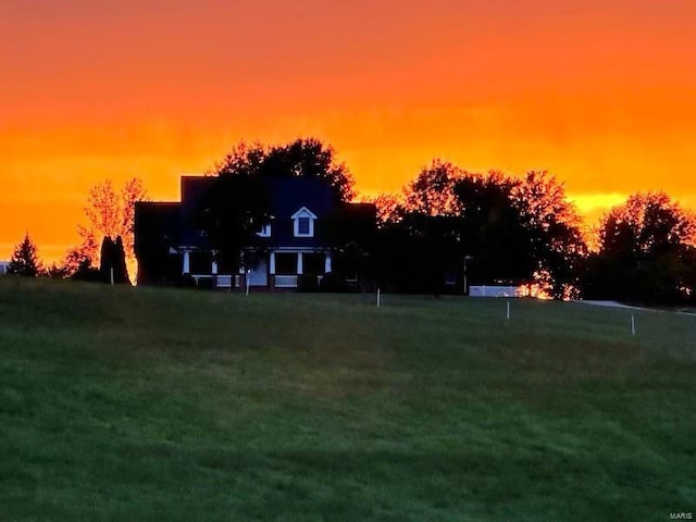 view of yard at dusk