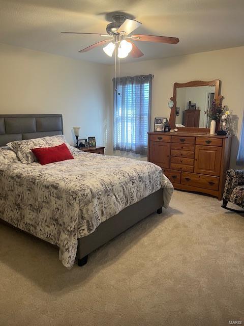 carpeted bedroom featuring ceiling fan