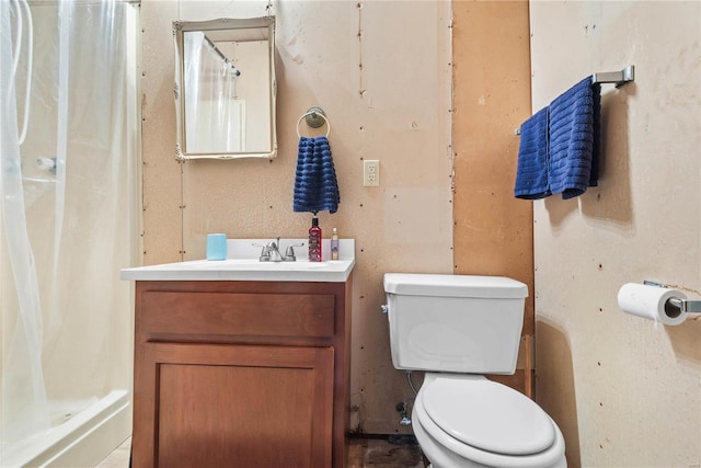 bathroom with curtained shower, toilet, and vanity