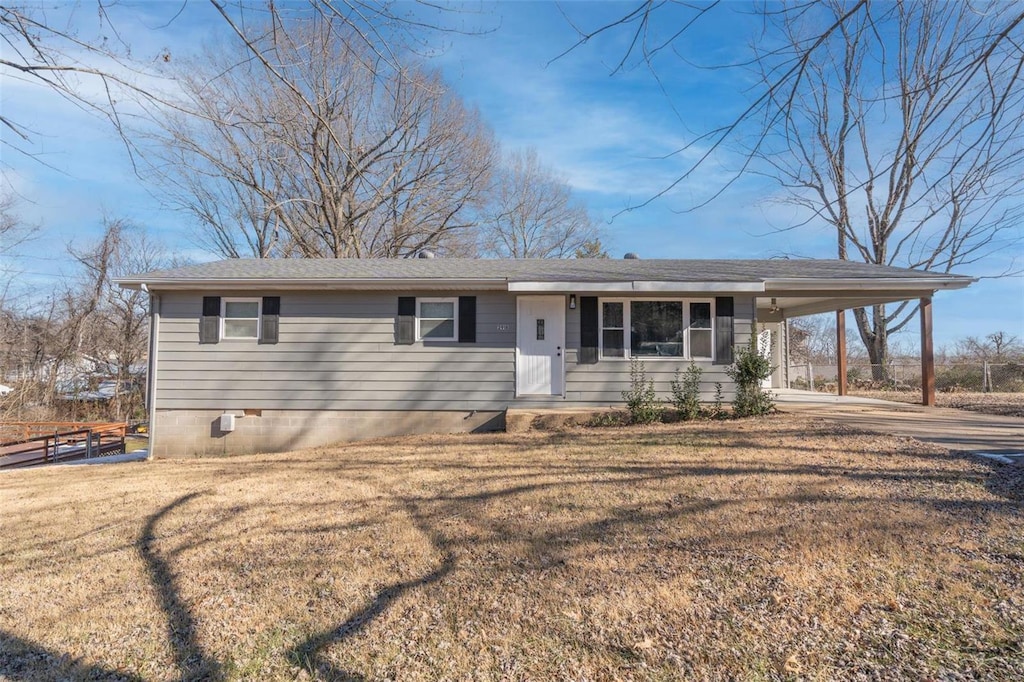 view of front of home with a front lawn and a carport