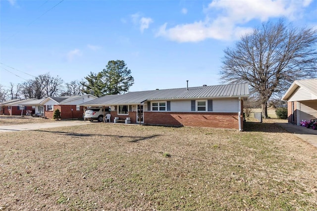 single story home featuring a front lawn