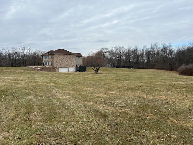 view of yard with a garage