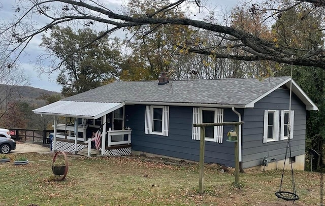 view of front of property featuring a front yard