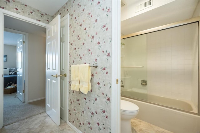 bathroom with combined bath / shower with glass door and toilet