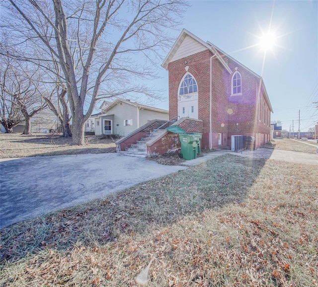 view of front facade featuring a front yard