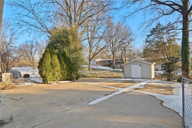 view of yard with a storage unit