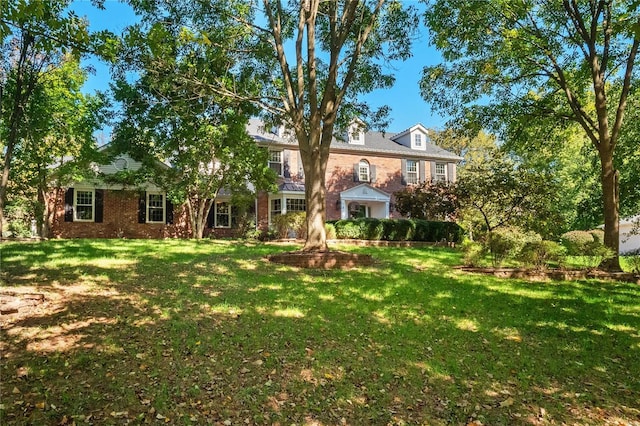 colonial home featuring a front lawn