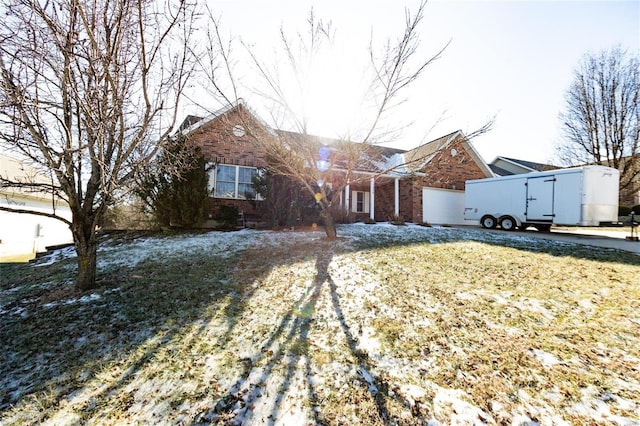 view of front of property featuring a front yard