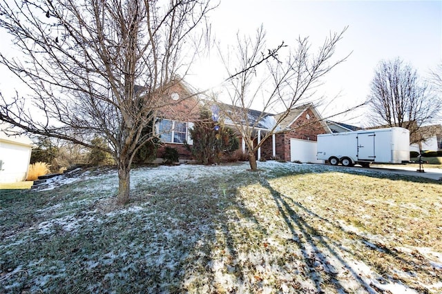 view of front of home featuring a front yard