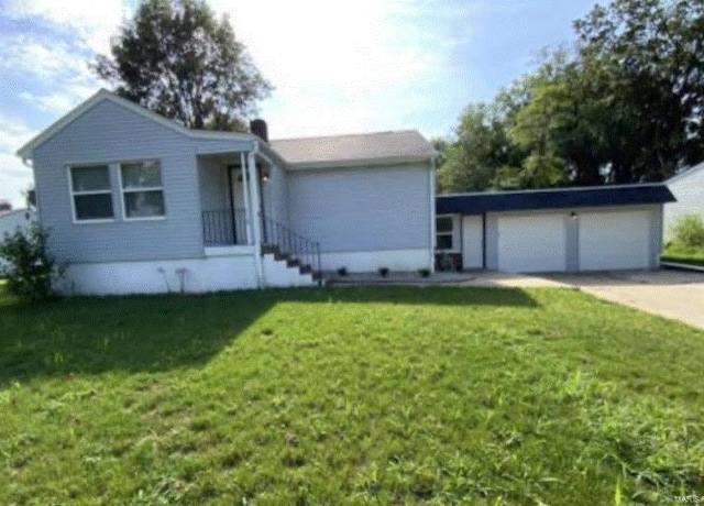 view of front of house featuring a garage and a front yard