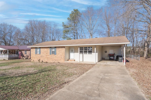 ranch-style home featuring a front lawn and a carport