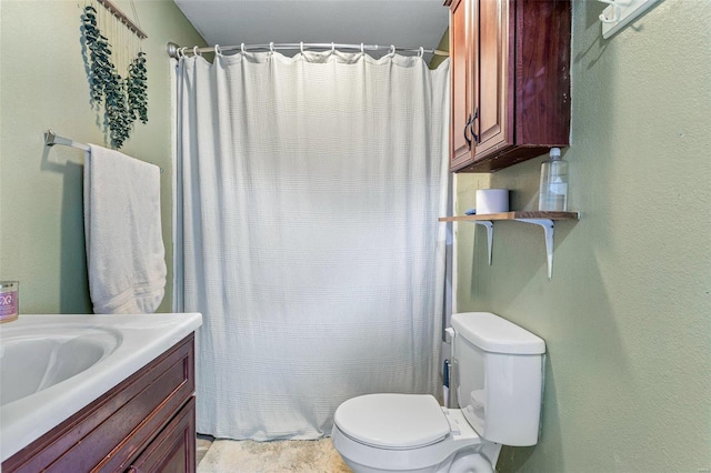 bathroom with curtained shower, toilet, and vanity