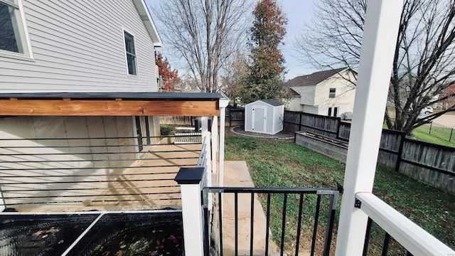 view of yard with a storage shed