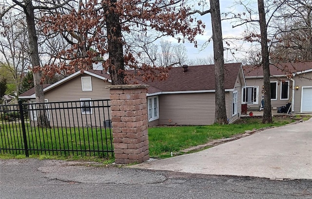 view of front of home featuring a front lawn