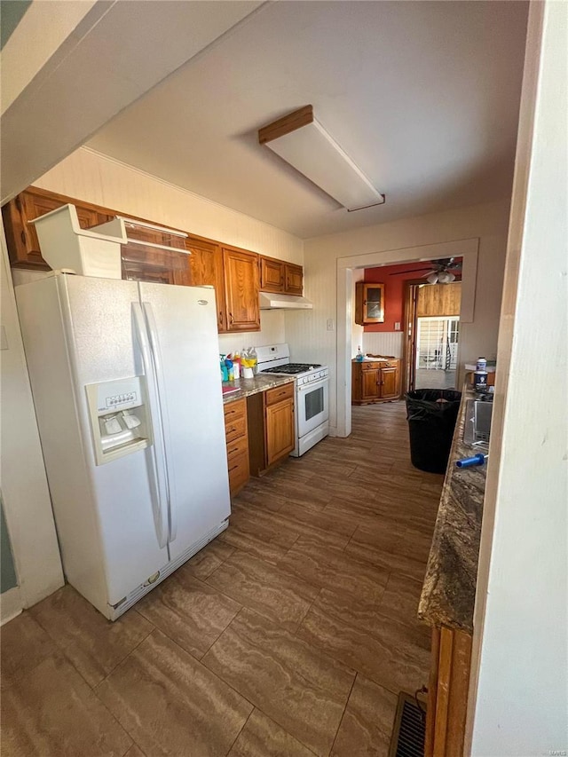 kitchen featuring ceiling fan and white appliances