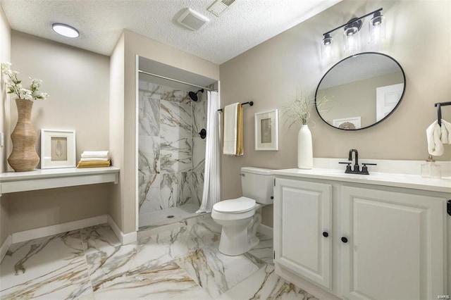 bathroom featuring toilet, vanity, a shower with curtain, and a textured ceiling