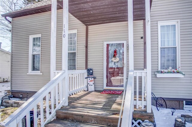 entrance to property featuring a wooden deck