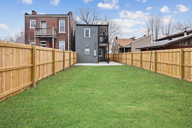 view of yard featuring a patio area