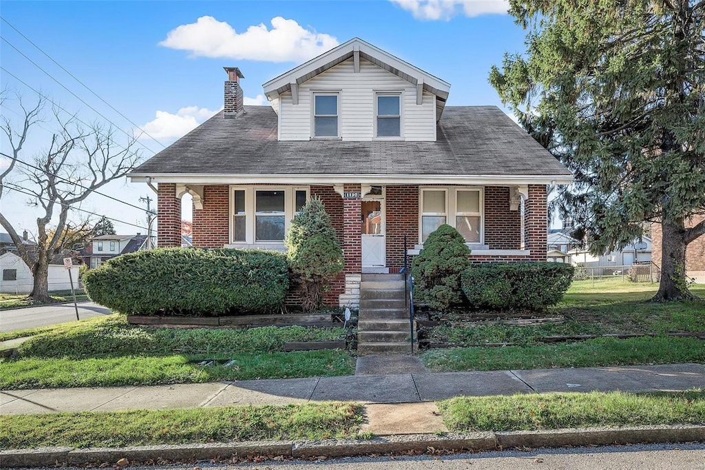 view of front of house featuring a front yard