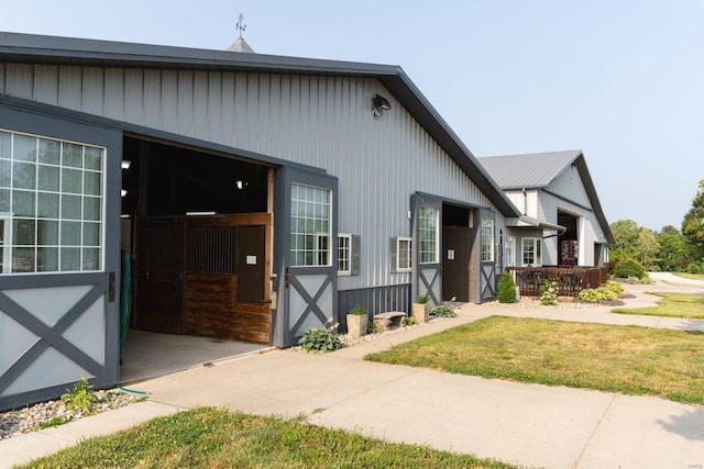 view of front of property featuring an outdoor structure