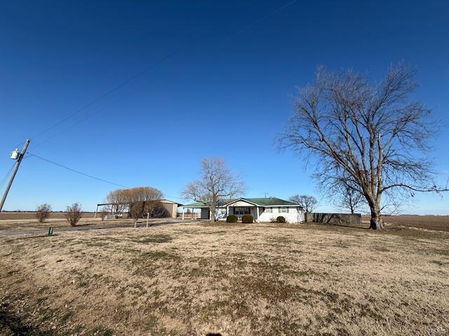 view of yard featuring a rural view