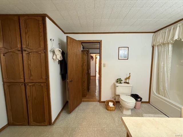 full bathroom with toilet, vanity, crown molding, and shower / tub combo