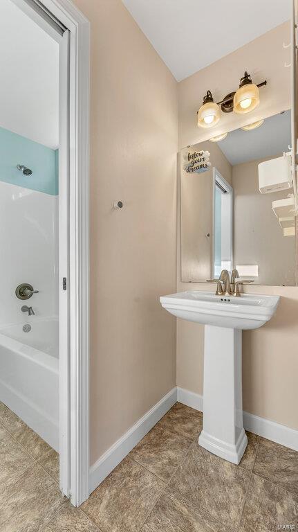 bathroom with tub / shower combination