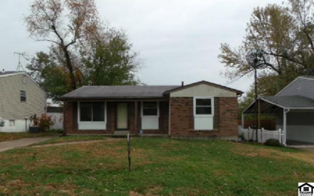 view of front of property with a front lawn