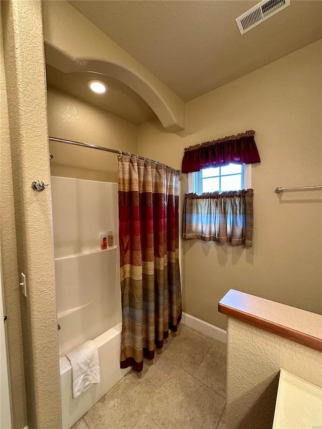 bathroom featuring shower / bathtub combination with curtain