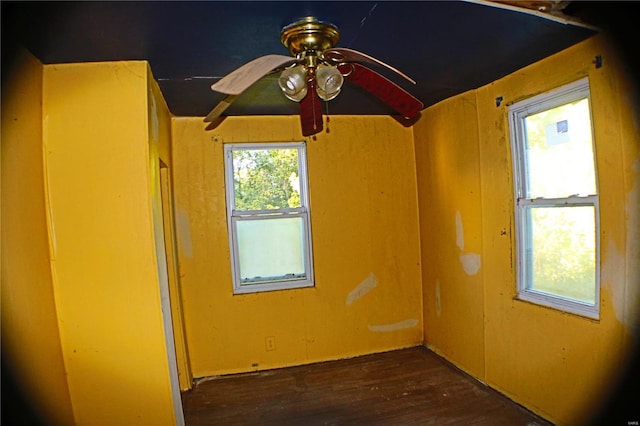 spare room with dark wood-type flooring and ceiling fan